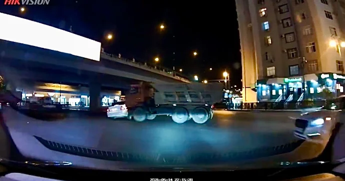Bakıda “KamAZ”la toqquşan avtomobil aşdı ANBAAN VİDEO