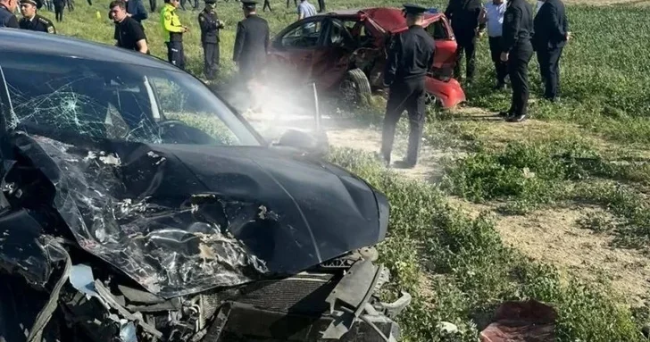 В Азербайджане мужчина протаранил автомобиль супруги и зарезал её