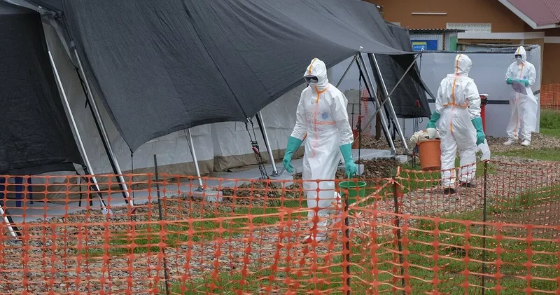 В Уганде временно запретили рукопожатия в рамках мер борьбы с лихорадкой Эбола