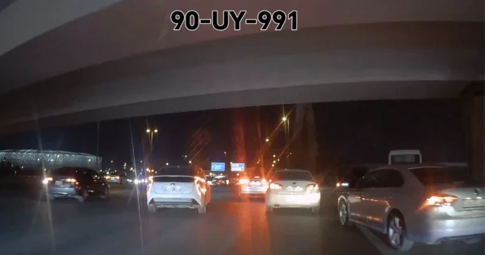 Zolağı son anda dəyişən sürücü aləmi bir birinə qatdı VİDEO