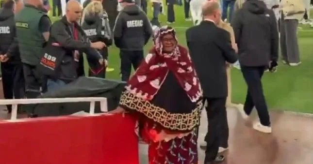 Nənəsi Sakanın oyununa baxmaq üçün “Emireyts”də Video
