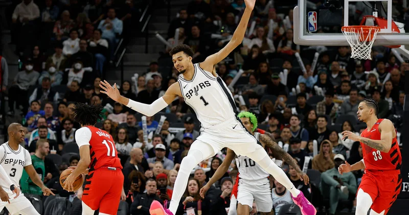22 yaşlı basketbolçu yarım əsrlik rekordu yenilədi