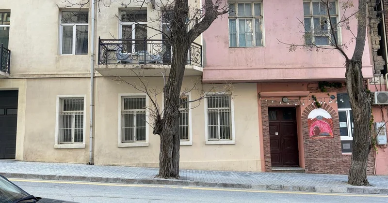 Nizami küçəsində qalmaqal Yaşayış binasının həyətində qanunsuz kulinariya sexi açılıb