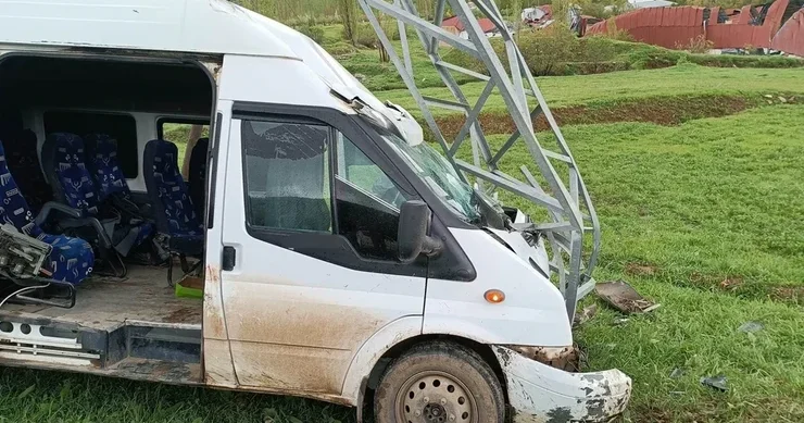 Türkiyədə sərnişin mikroavtobusu qəzaya uğrayıb Xəsarət alanlar var