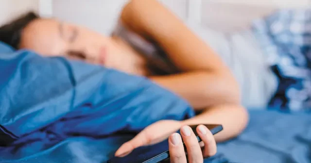 Telefon asılılığı yuxunu necə məhv edir?
