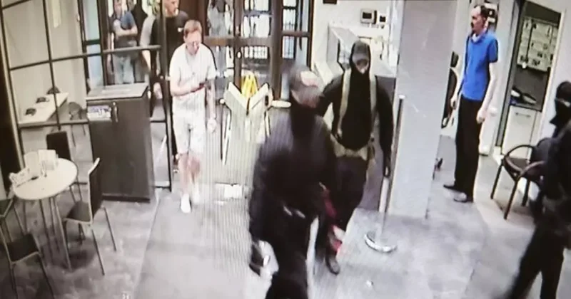 Неизвестные с оружием проникли в здание редакции МК в Москве ВИДЕО