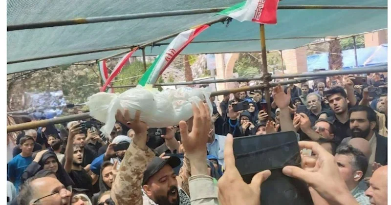 Tehranlılar İsrailin öldürdüyü 2 aylıq körpənin dəfninə AXIŞDI VİDEO/FOTO