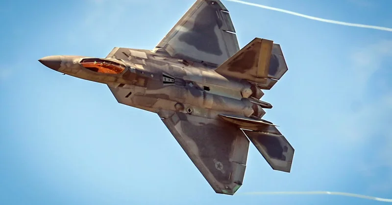 США перебрасывают F 22 ближе к Ирану