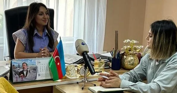 Modelyer Mətanət Bayramova: “Geyimlərimizlə yanaşı, milli incəsənətimizi də tanıdırıq”
