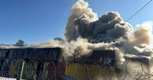 İstanbulda logistika anbarında yanğın baş VERDİ