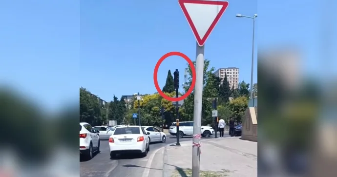 Svetofor sönən kimi nişan tanımayan sürücülər qəza törətdi VİDEO