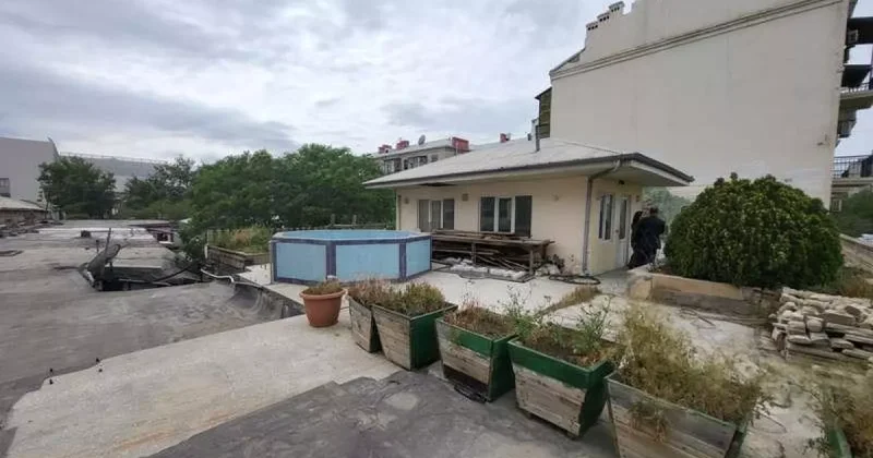 В центре Баку на крыше дома построили дачу с бассейном ФОТОФАКТ