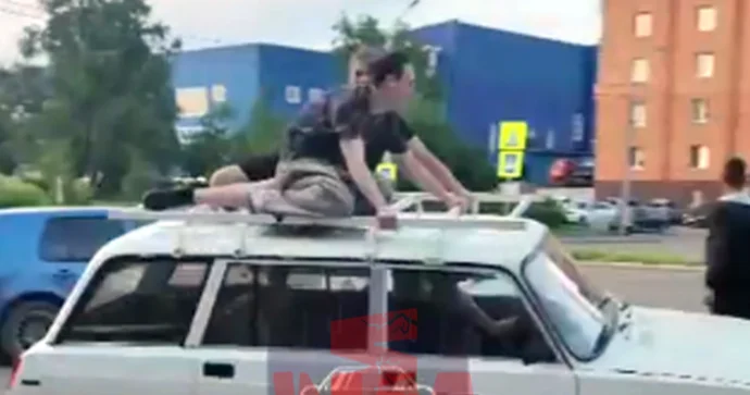 Sərnişinləri maşının damında gəzdirən sürücü saxlanıldı Videonu özü yaymışdı