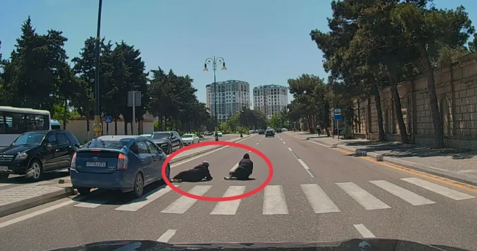 Prius sürücüsü keçiddə şəhid anasını vurub yerə yıxdı VİDEO