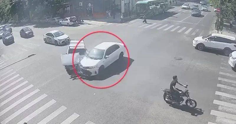 Лихач протаранил автомобиль и сбил девушку на зебре ДТП на бакинском перекрёстке / ВИДЕО