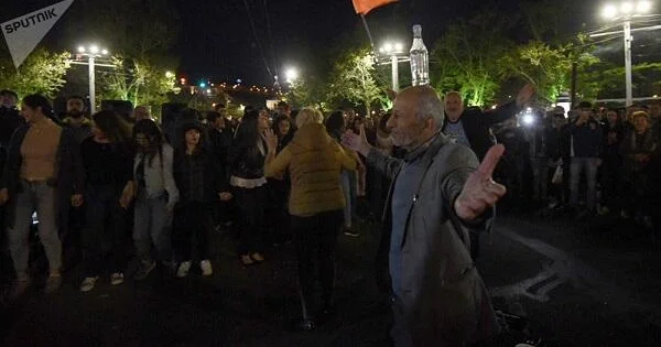 İrəvanda aksiya: etirazçılar gecəni küçədə keçirib