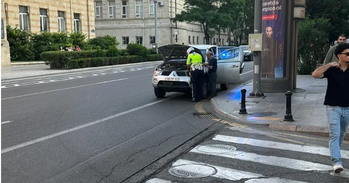 Yol polisi yolda qalan sürücünün köməyinə çatdı FOTO