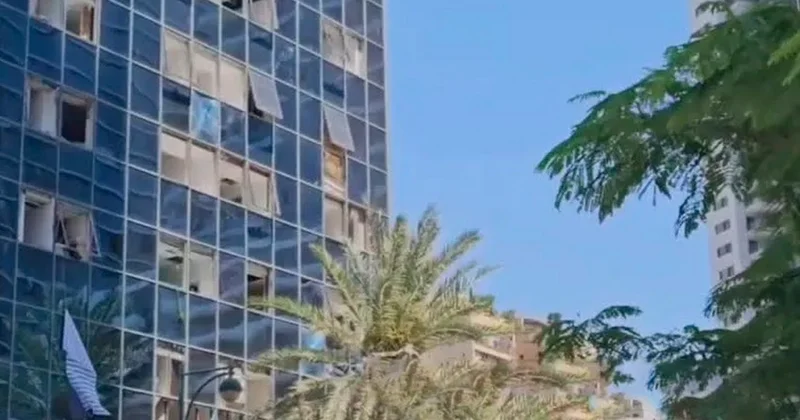 İranın raketi Təl Əvivin ticarət rayonuna düşüb
