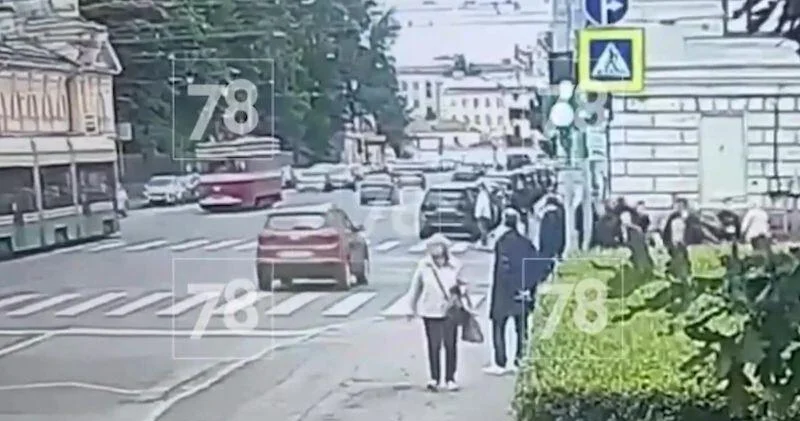 Иномарка влетела в толпу пешеходов в Петербурге ВИДЕО