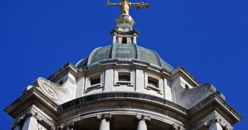 London məhkəməsi Starmerin əmlakını yandırmağa cəhd edən iki şəxsi cəzalandırıb