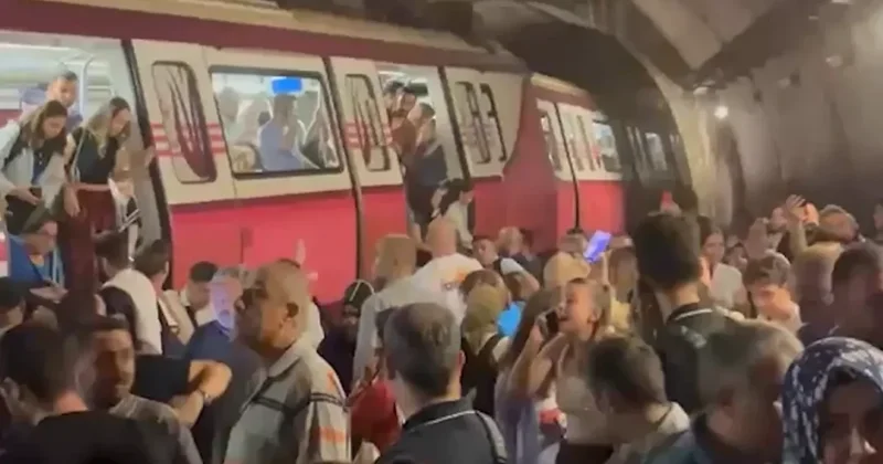 В стамбульском метро сошел с рельсов поезд, следующий в аэропорт Сабиха Гёкчен
