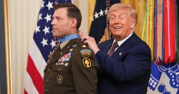Трамп хотел вручить себе медаль, но узнал, что это запрещено Minval Politika