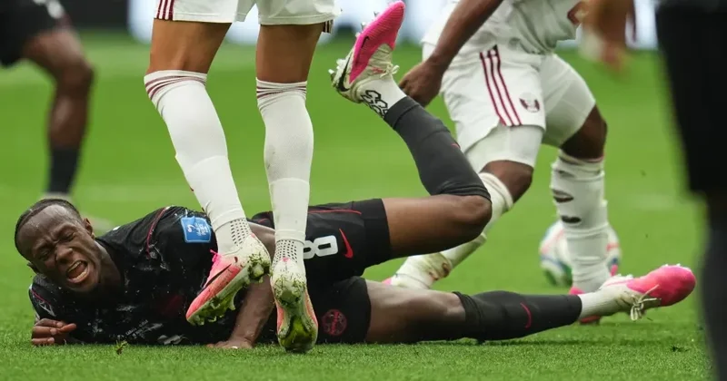 Qətərli futbolçu sındırdığı ayaq üçün paltardəyişmə otağına getdi FOTO/VİDEO