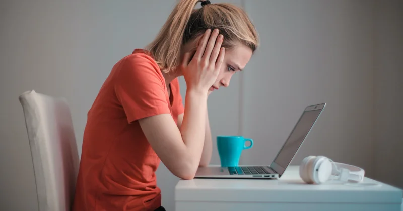 Araşdırma: Evdən işləmək depressiya riskini artıra bilər