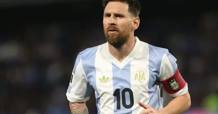 Messi ehtiyat oyunçular skamyasından imtina etdi, ot örtüyünün üzərində əyləşdi