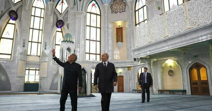 Putin məscidə gəldi VİDEO