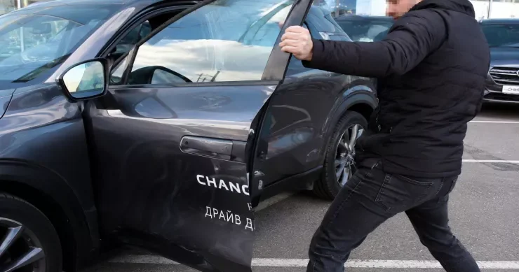 Bakıda taksi sürücüsü “Changan”ın qapısını kobud açan sərnişini döydü