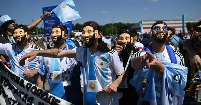 Dünya Kubokuna gedən argentinalı azarkeşlərə silahlı HÜCUM