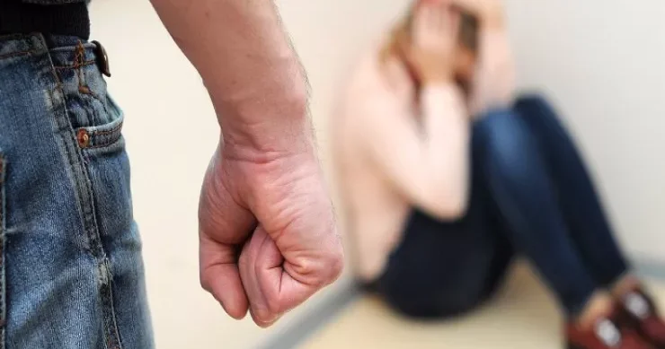 Bakıda kişi telefona görə sevgilisini vəhşicəsinə döydü