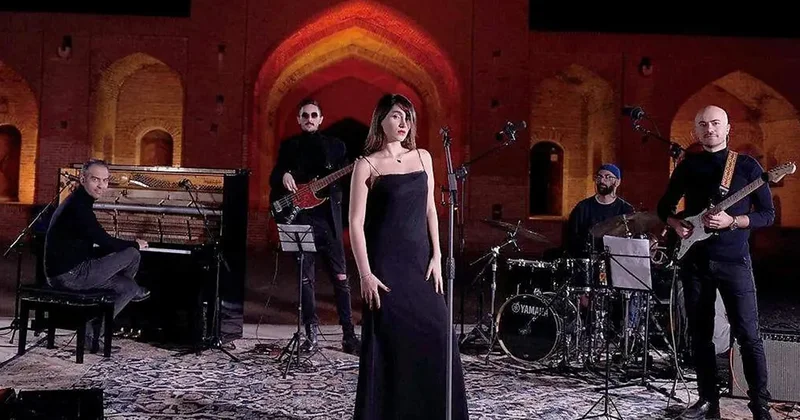 İranda müğənni və komandasına şallaq cəzası Foto Video