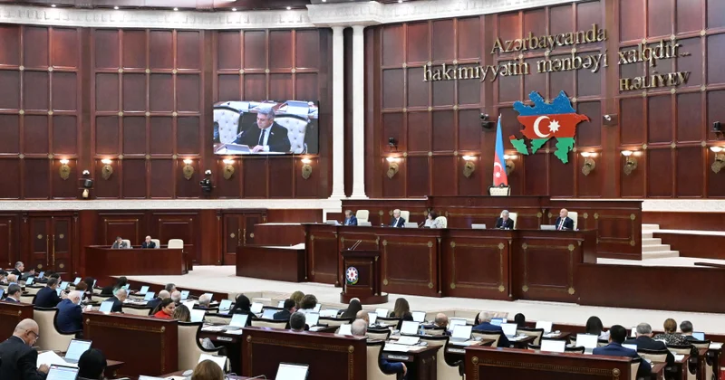 Dövlət qulluğu və media ilə bağlı qanun layihəsi ilk oxunuşda təsdiqlənib