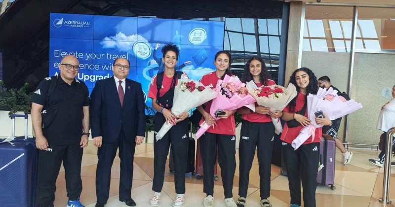 Misirli diplomat idmançıları hava limanında qarşılayıb