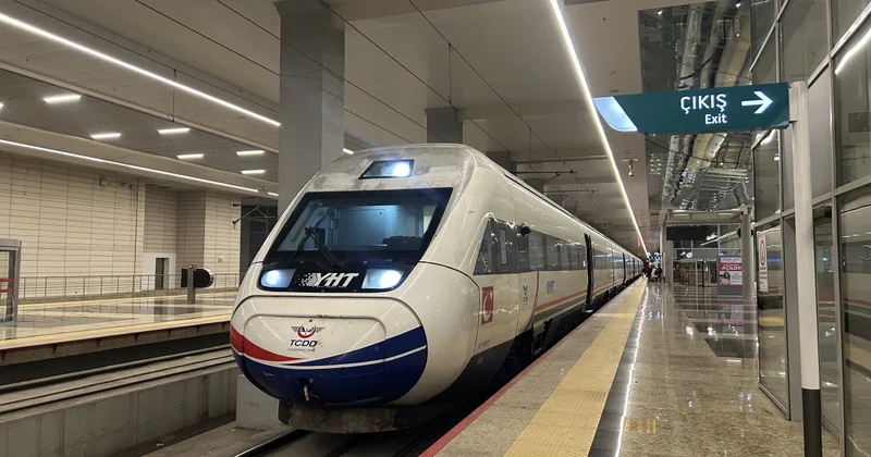 İstanbulda hava limanına gedən metro qatarı relsdən çıxıb