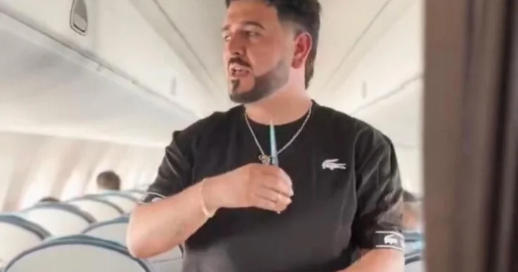 Tiktoker AZAL ın təyyarəsinə qayçı ilə minib video çəkdi