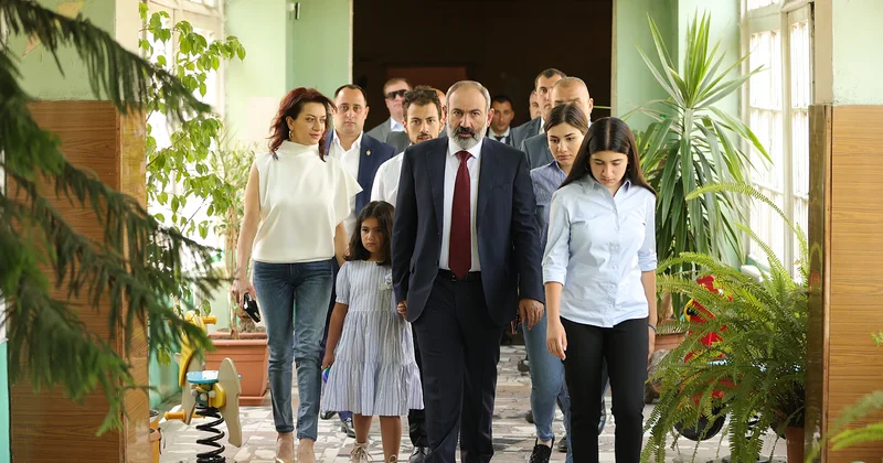 Paşinyan rəsmi sənəddə evli olduğunu bildirib