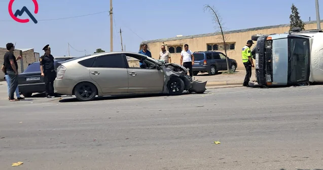 “Prius”la toqquşan yük maşını aşdı Foto