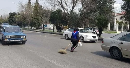 Mingəçevirdə avtomobil 67 yaşlı süpürgəçi qadını vurdu