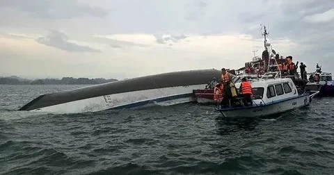 Vyetnamın Halonq körfəzində gəmi çevirilib, 34 nəfər ölüb VİDEO
