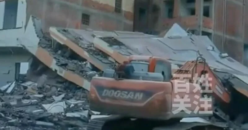 Здание рухнуло на экскаватор в Китае ВИДЕО