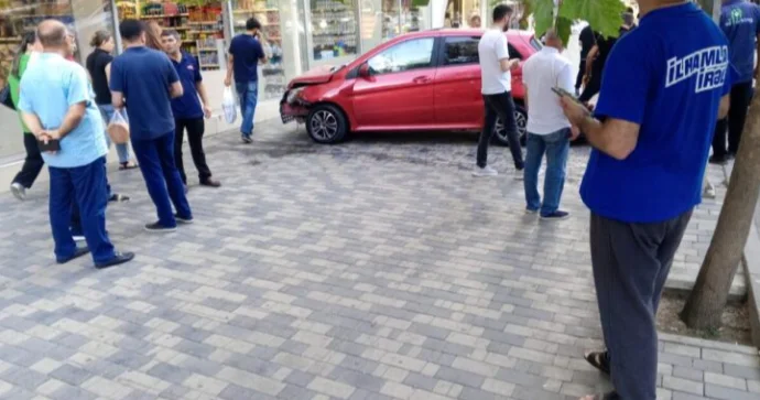 Bakıda avtomobil marketə çırpılıb VİDEO