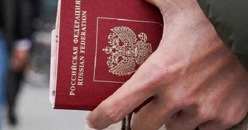 Латвия массово депортирует россиян