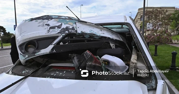 Смертельное ДТП в Баку: автомобиль ВАЗ врезался в припаркованный грузовик