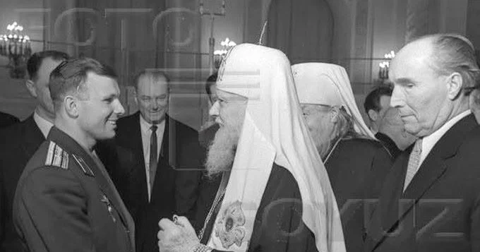 Yuri Qaqarinin anası Kremldə Patriarxın qarşısında diz çökdü