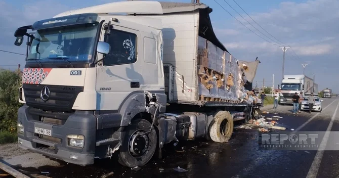 Kürdəmirdə iki yük maşını toqquşub, mallar yola dağılıb