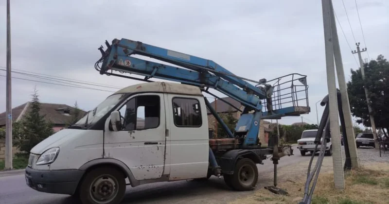 Xaçmazda KamAZ ın aşırtdığı dirəklər yoldan götürüldü Kəndlərin işığı bərpa olundu FOTO