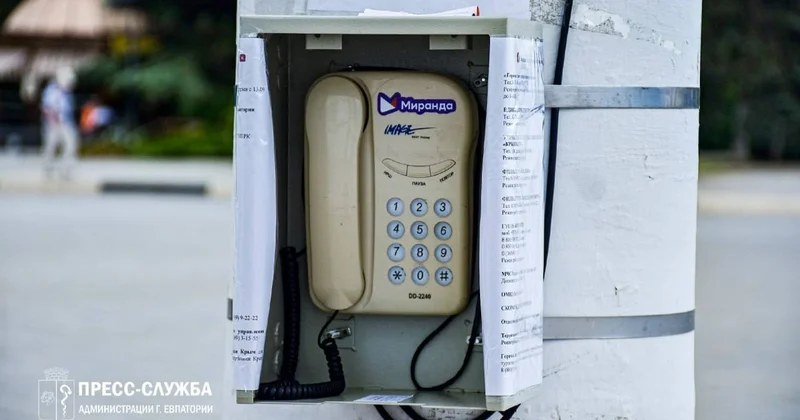 İşğal altındakı Krımda mobil rabitə problemlərinə görə taksofonlar quraşdırılır FOTO